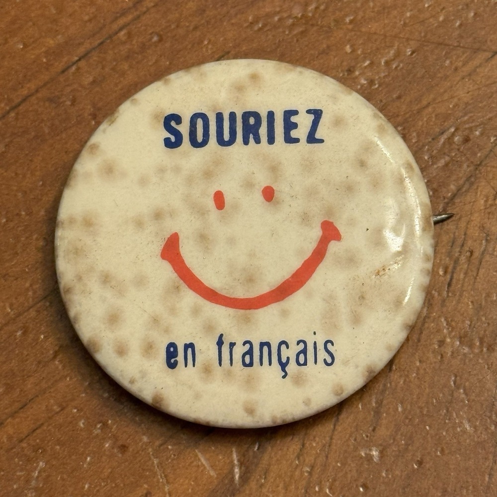 Souriez En Francais Smiley Face French Smile VTG Pinback Button Pin Round Circle